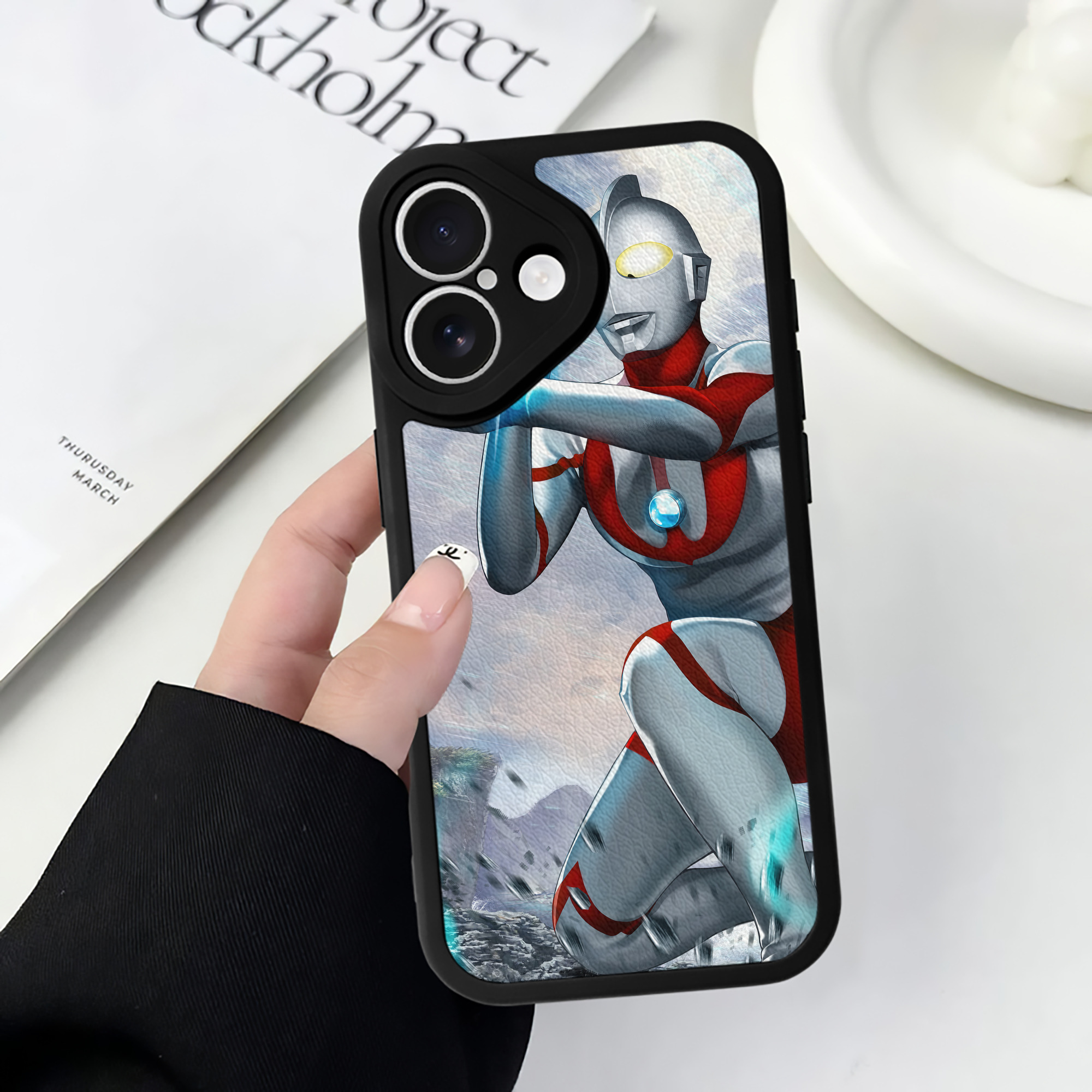 （画像用） ウルトラマン Ultraman 【iPhone 16シリーズ対応】シリコンスマホケース（レザー調） 材質：シリコン